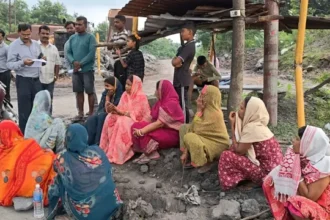 रांची के खलारी में भारी ब्लास्टिंग से घर पर गिरा पत्थर, नाराज लोगों ने रोहिणी खदान में काम कराया ठप