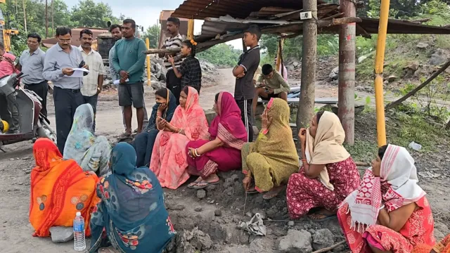रांची के खलारी में भारी ब्लास्टिंग से घर पर गिरा पत्थर, नाराज लोगों ने रोहिणी खदान में काम कराया ठप