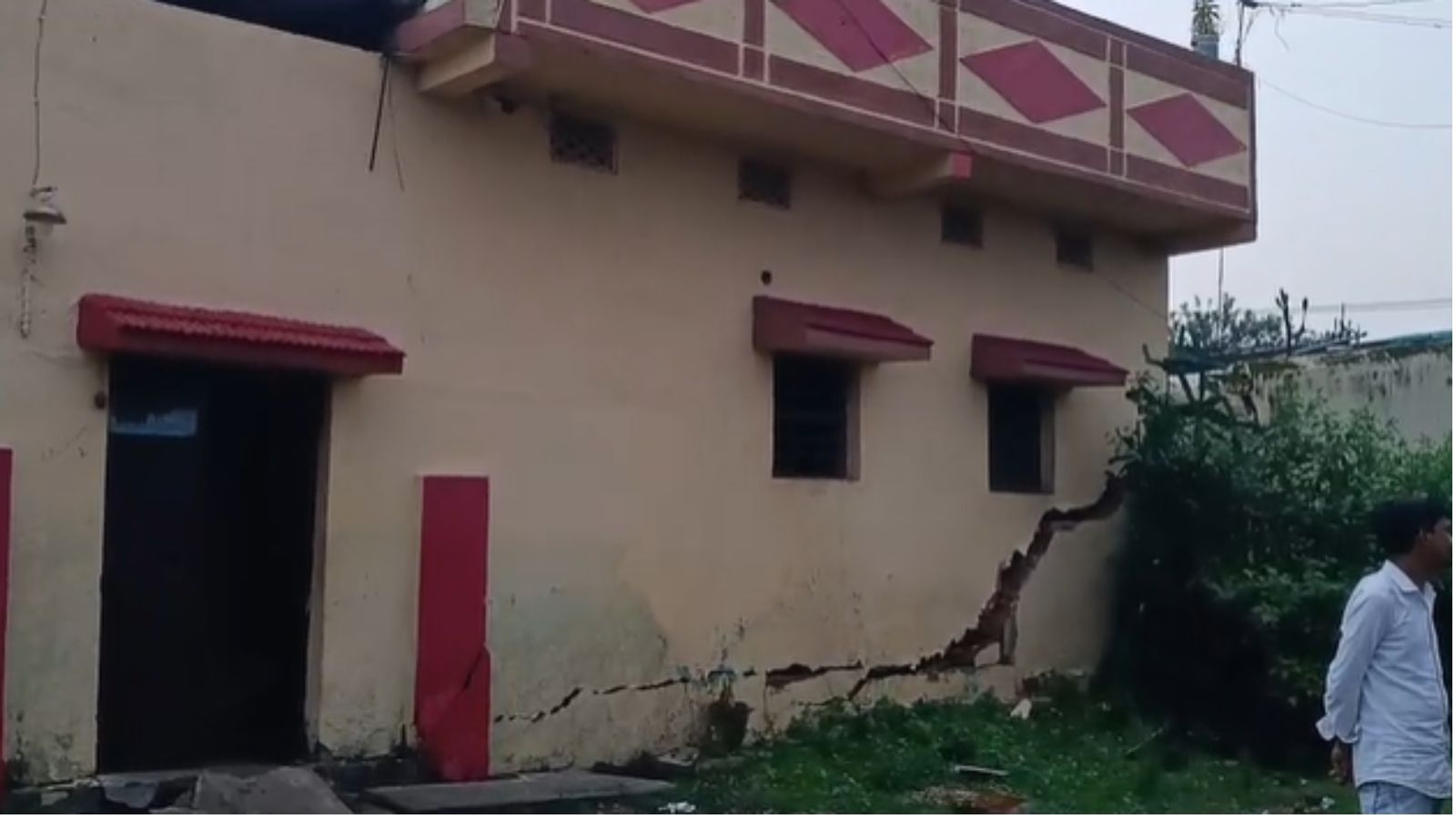 धनबाद के छाताबाद में भू-धंसान, कई घर क्षति ग्रस्त, इलाके में दहशत 1 land subsidence dnb f27338