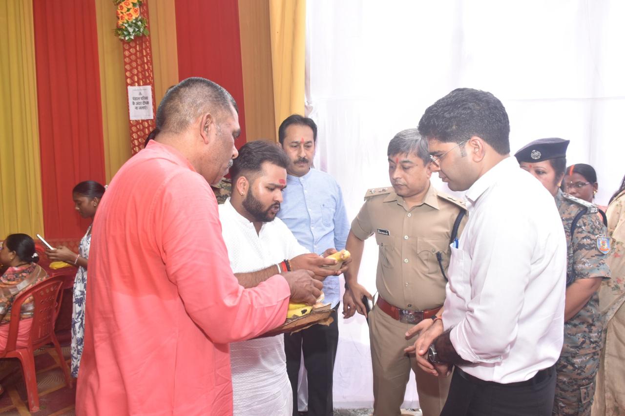 लोहरदगा DC-SP ने पूजा पंडालों और रावण दहन स्थल का किया निरीक्षण, सुरक्षा मानकों के अनुपालन और भीड़ नियंत्रण को लेकर दिया निर्देश 1 1 3