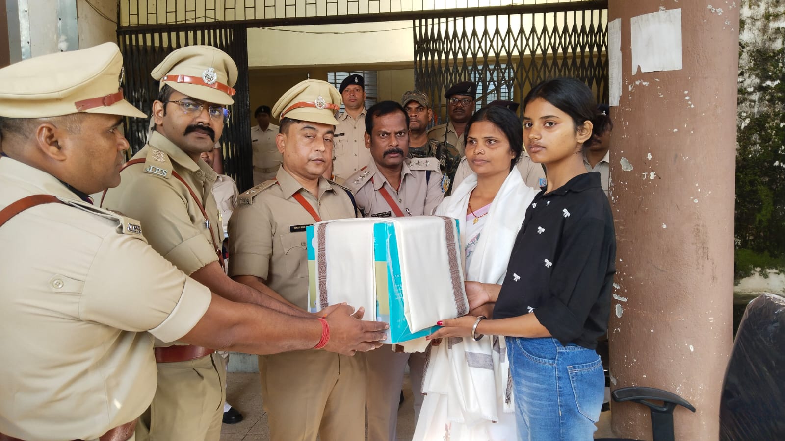 लोहरदगा में पुलिस स्मरण दिवस पर वीर जवानों को दी गई श्रद्धांजलि, SP ने कहा- जवानों का बलिदान देश सेवा की देता है प्रेरणा 7 1 4
