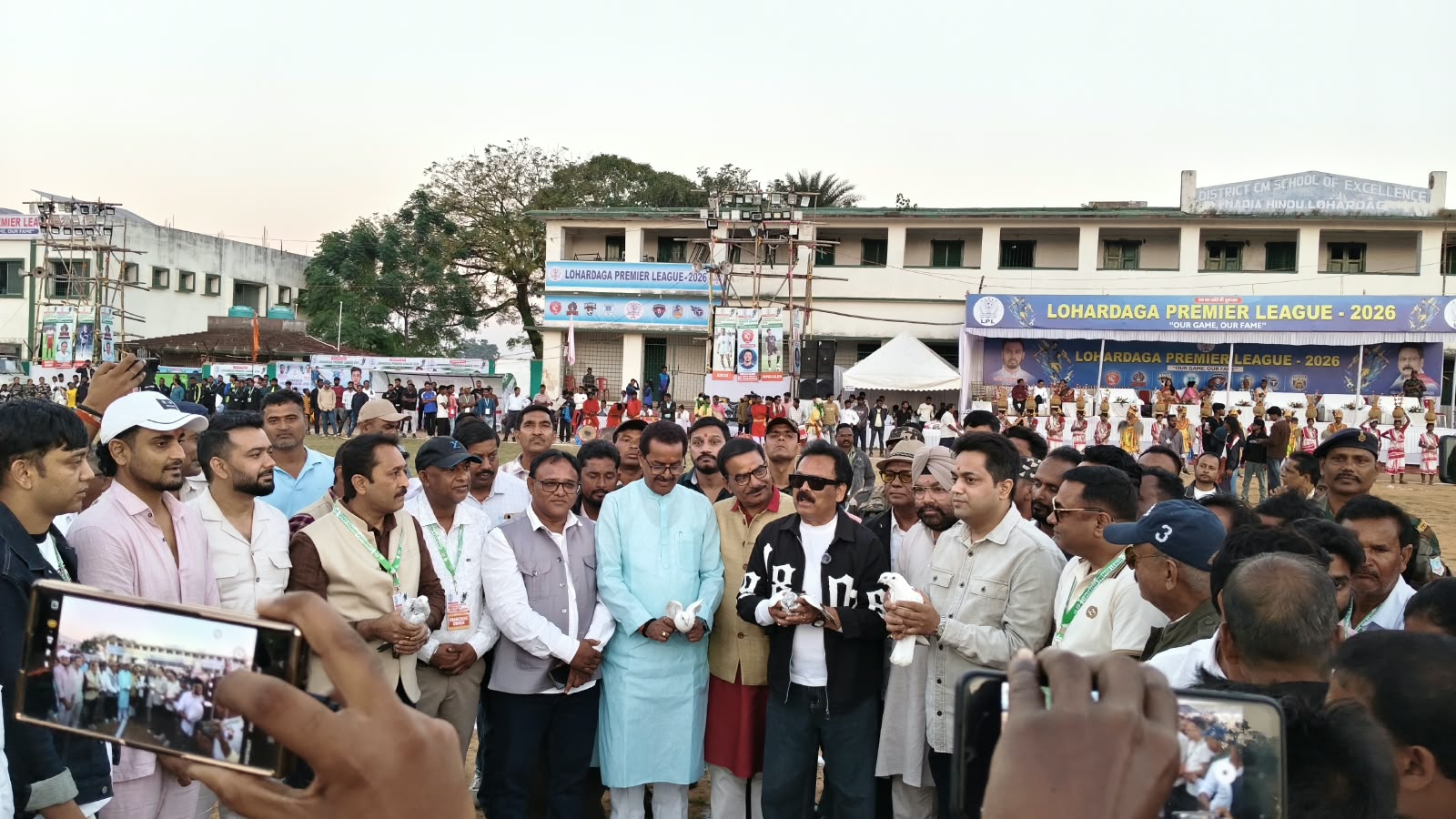 लोहरदगा प्रीमियर लीग फुटबॉल टूर्नामेंट का भव्य आगाज, सांसद सुखदेव भगत ने किया उद्घाटन 3 1 5