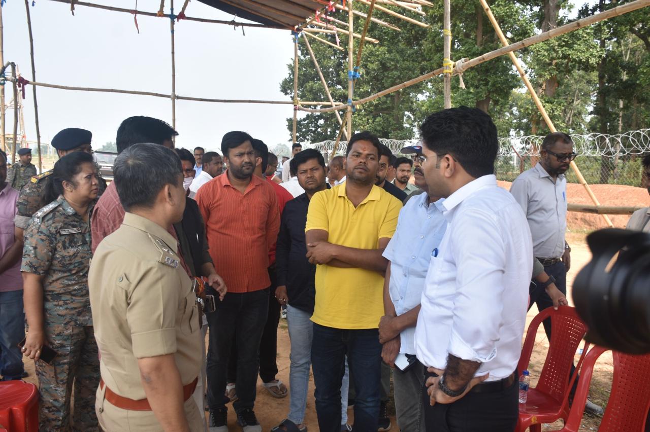 लोहरदगा DC-SP ने पूजा पंडालों और रावण दहन स्थल का किया निरीक्षण, सुरक्षा मानकों के अनुपालन और भीड़ नियंत्रण को लेकर दिया निर्देश 11 11 1
