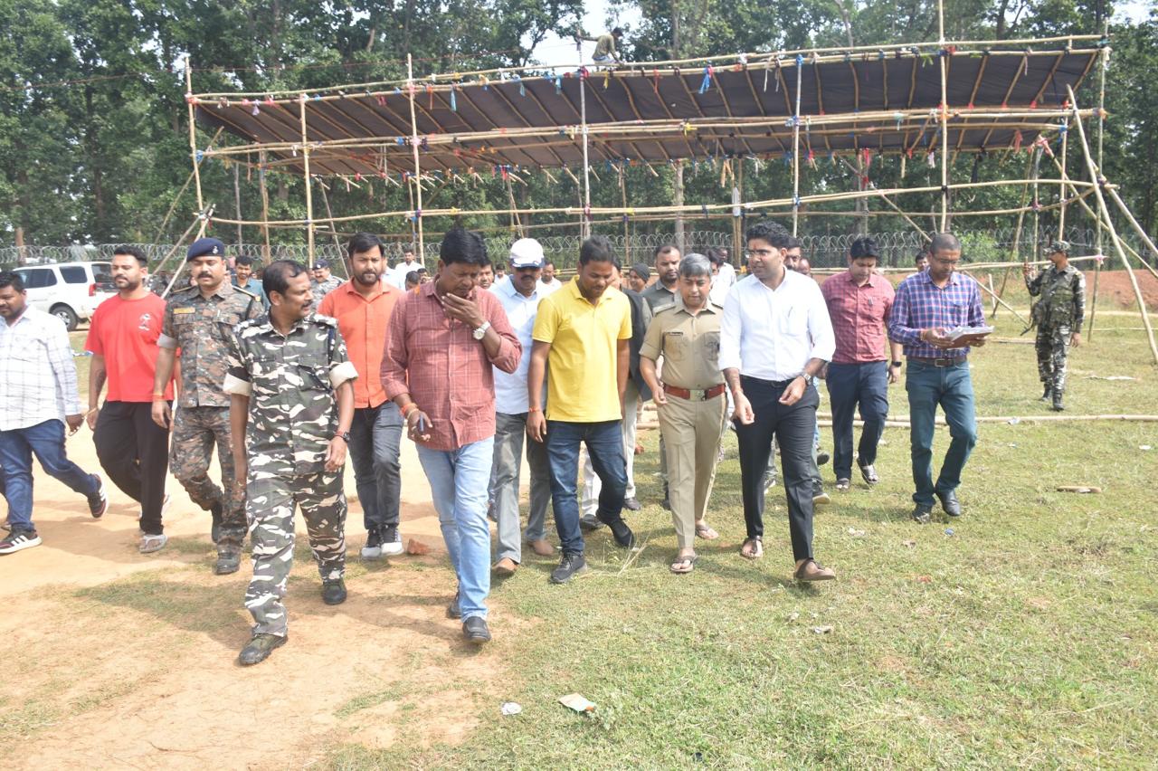 लोहरदगा DC-SP ने पूजा पंडालों और रावण दहन स्थल का किया निरीक्षण, सुरक्षा मानकों के अनुपालन और भीड़ नियंत्रण को लेकर दिया निर्देश 12 12 1
