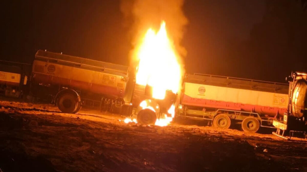 खूंटी में इंडियन ऑयल डिपो के पास तेल टैंकर में लगी भीषण आग, चालक ने कूदकर बचाई जान