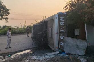 सरायकेला के चांडिल में कोलकाता से रांची जा रही बस पलटी, 25 से ज्यादा यात्री थे सवार