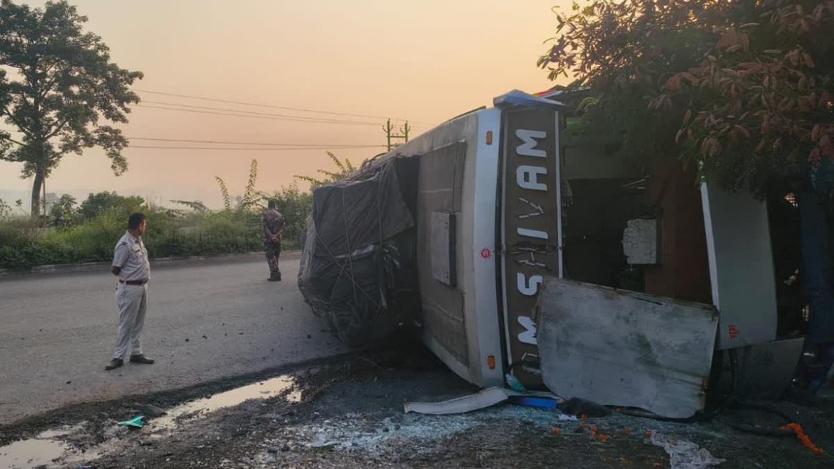 सरायकेला के चांडिल में कोलकाता से रांची जा रही बस पलटी, 25 से ज्यादा यात्री थे सवार
