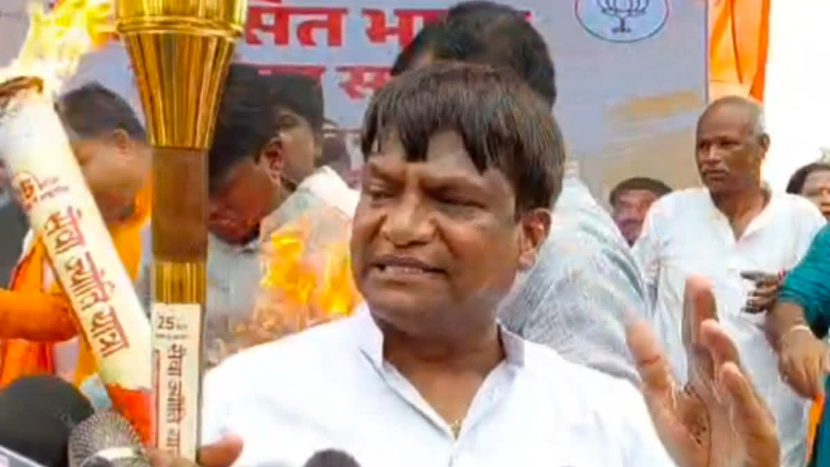 धनबाद में सेवा ज्योति यात्रा के दौरान बड़ा हादसा टला, विधायक शत्रुध्न महतो पर गिरी मशाल की आग