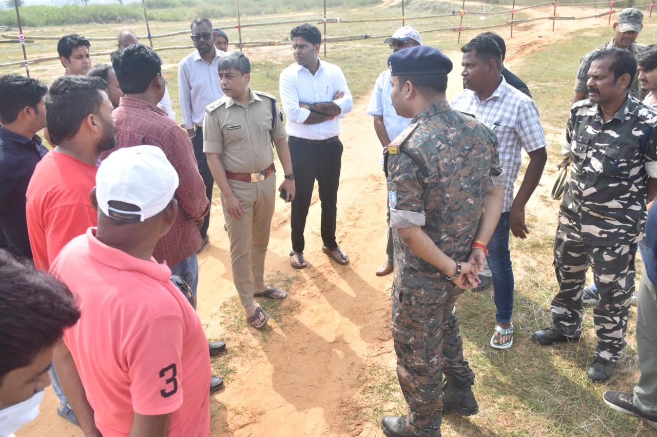 लोहरदगा DC-SP ने पूजा पंडालों और रावण दहन स्थल का किया निरीक्षण, सुरक्षा मानकों के अनुपालन और भीड़ नियंत्रण को लेकर दिया निर्देश 13 13 1