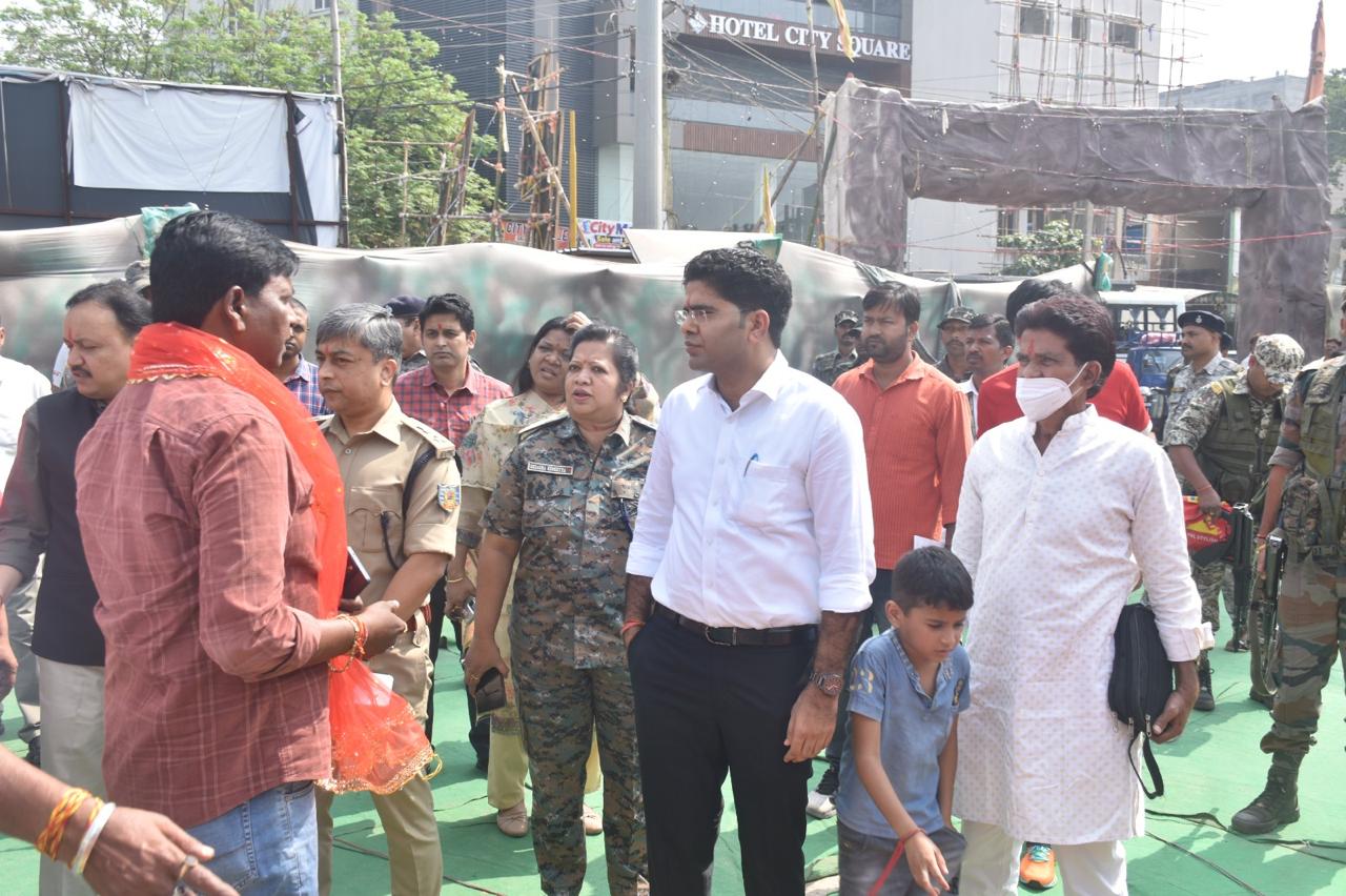 लोहरदगा DC-SP ने पूजा पंडालों और रावण दहन स्थल का किया निरीक्षण, सुरक्षा मानकों के अनुपालन और भीड़ नियंत्रण को लेकर दिया निर्देश 2 2 3