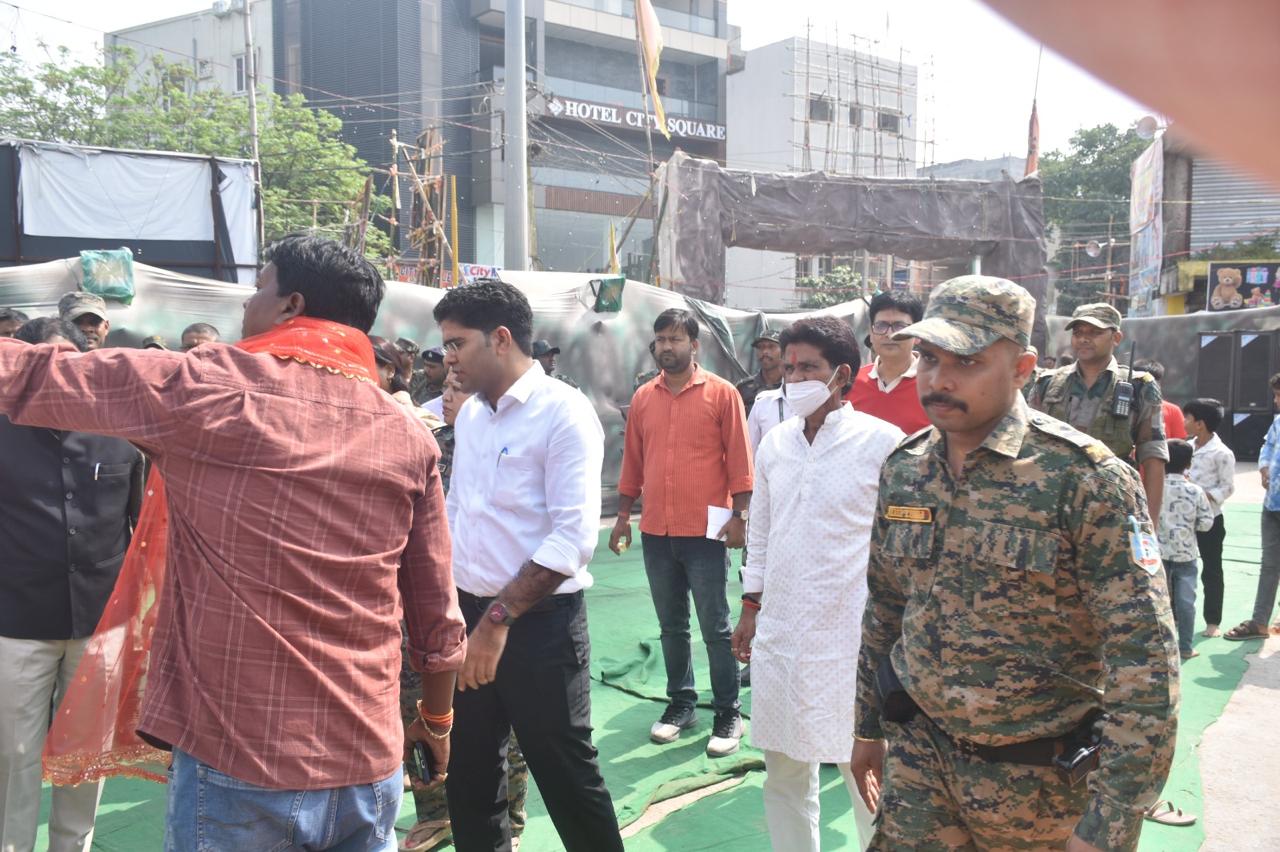 लोहरदगा DC-SP ने पूजा पंडालों और रावण दहन स्थल का किया निरीक्षण, सुरक्षा मानकों के अनुपालन और भीड़ नियंत्रण को लेकर दिया निर्देश 3 3 3