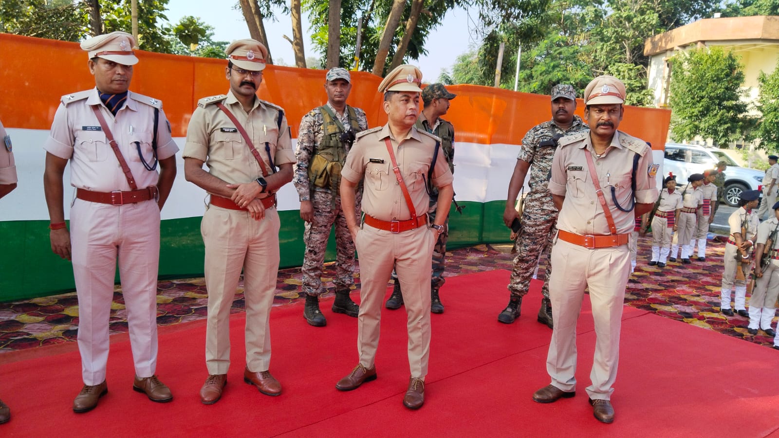लोहरदगा में पुलिस स्मरण दिवस पर वीर जवानों को दी गई श्रद्धांजलि, SP ने कहा- जवानों का बलिदान देश सेवा की देता है प्रेरणा 5 3 4
