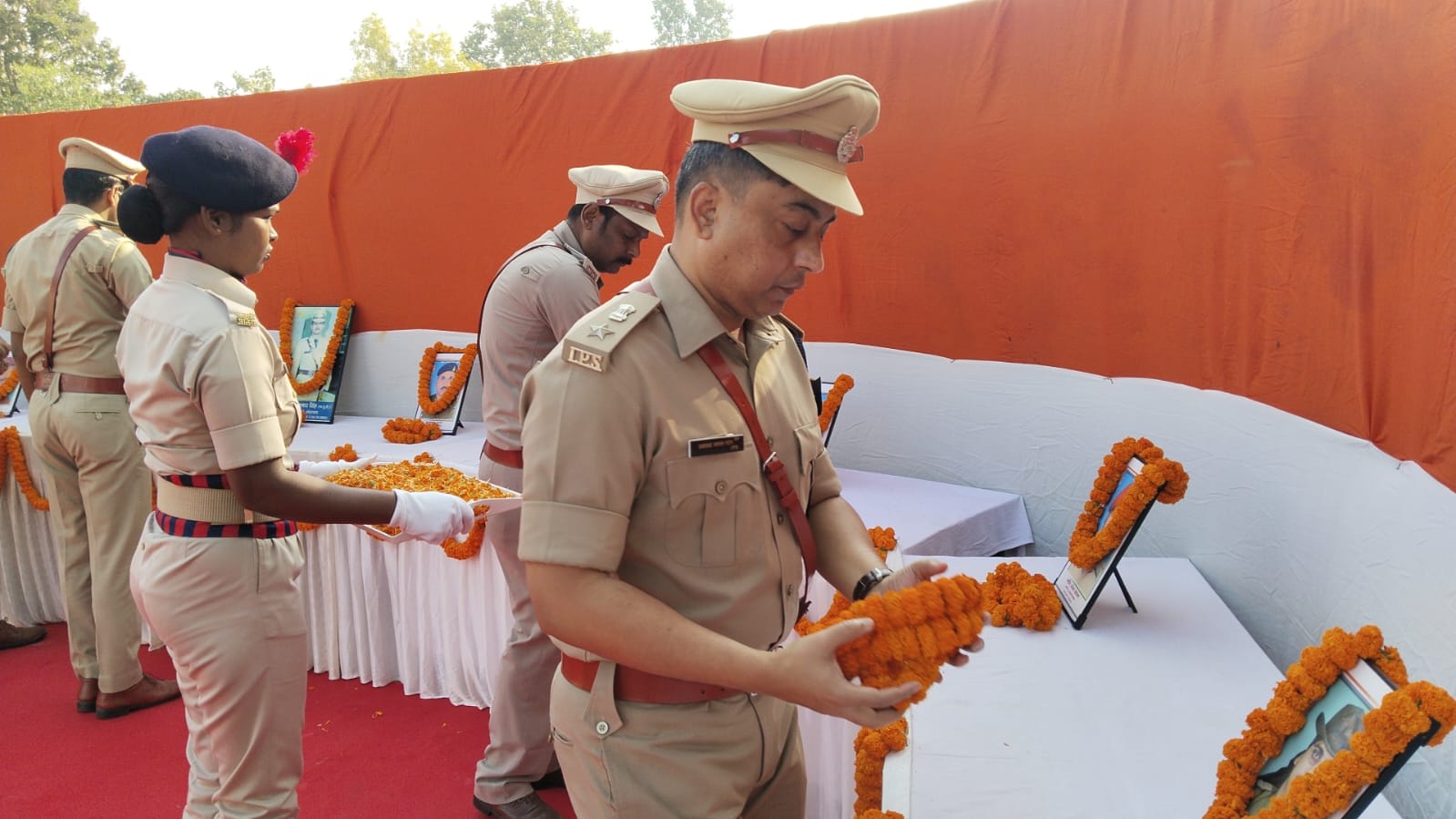 लोहरदगा में पुलिस स्मरण दिवस पर वीर जवानों को दी गई श्रद्धांजलि, SP ने कहा- जवानों का बलिदान देश सेवा की देता है प्रेरणा 4 4 4