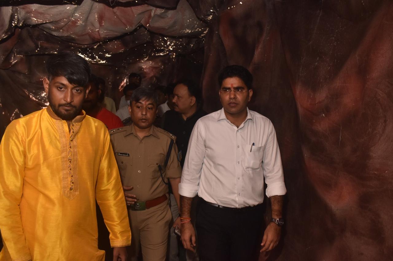 लोहरदगा DC-SP ने पूजा पंडालों और रावण दहन स्थल का किया निरीक्षण, सुरक्षा मानकों के अनुपालन और भीड़ नियंत्रण को लेकर दिया निर्देश 5 5 3