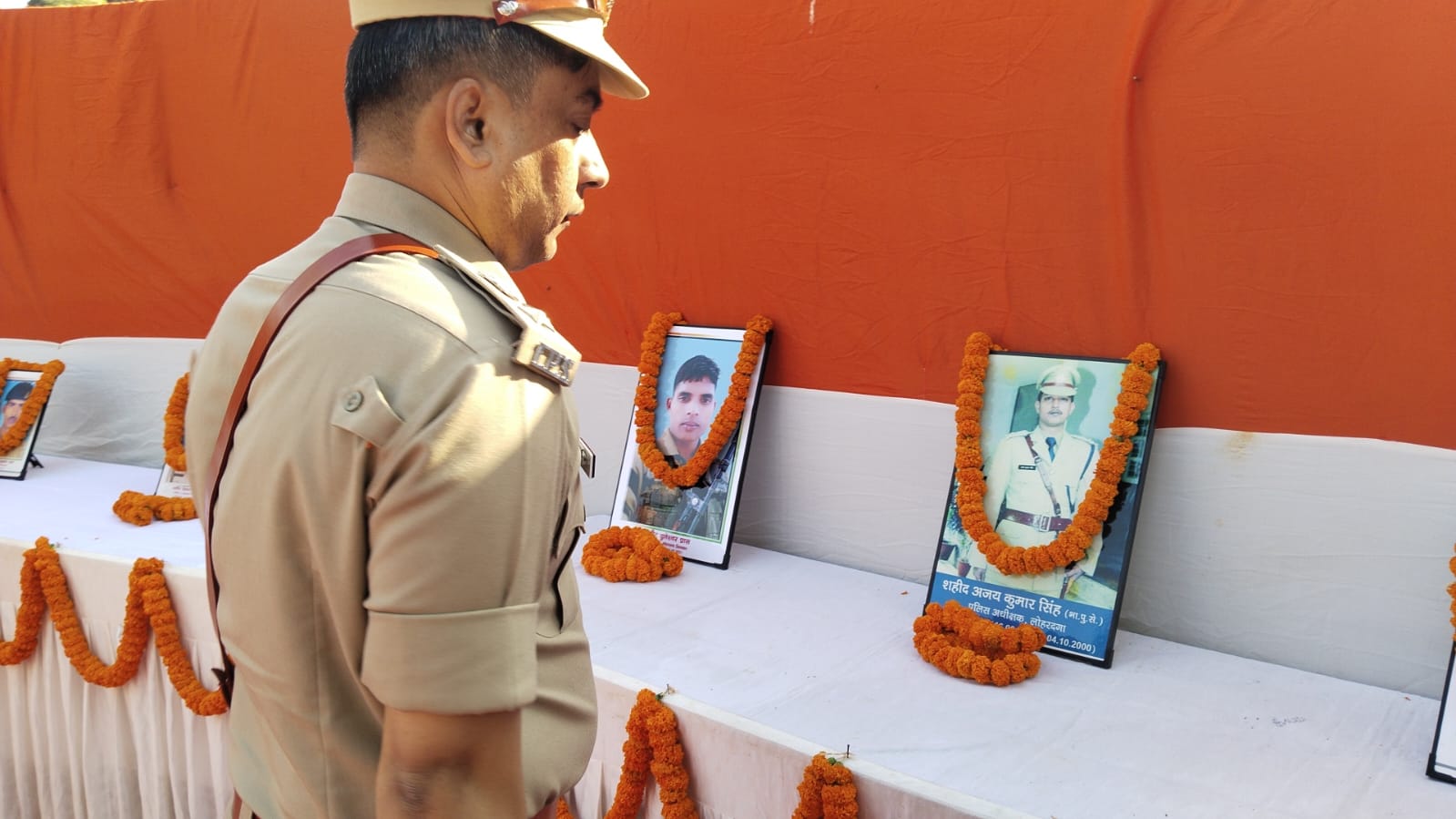 लोहरदगा में पुलिस स्मरण दिवस पर वीर जवानों को दी गई श्रद्धांजलि, SP ने कहा- जवानों का बलिदान देश सेवा की देता है प्रेरणा 3 5 4