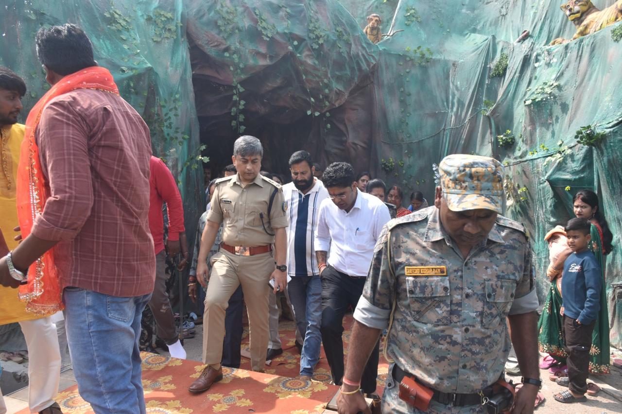 लोहरदगा DC-SP ने पूजा पंडालों और रावण दहन स्थल का किया निरीक्षण, सुरक्षा मानकों के अनुपालन और भीड़ नियंत्रण को लेकर दिया निर्देश 6 6 1
