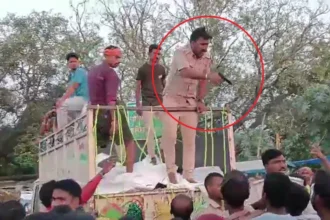 बाढ़ पीड़ितों पर पुलिसकर्मी ने तान दी पिस्टल, वीडियो वायरल होने पर SSP ने किया निलंबित