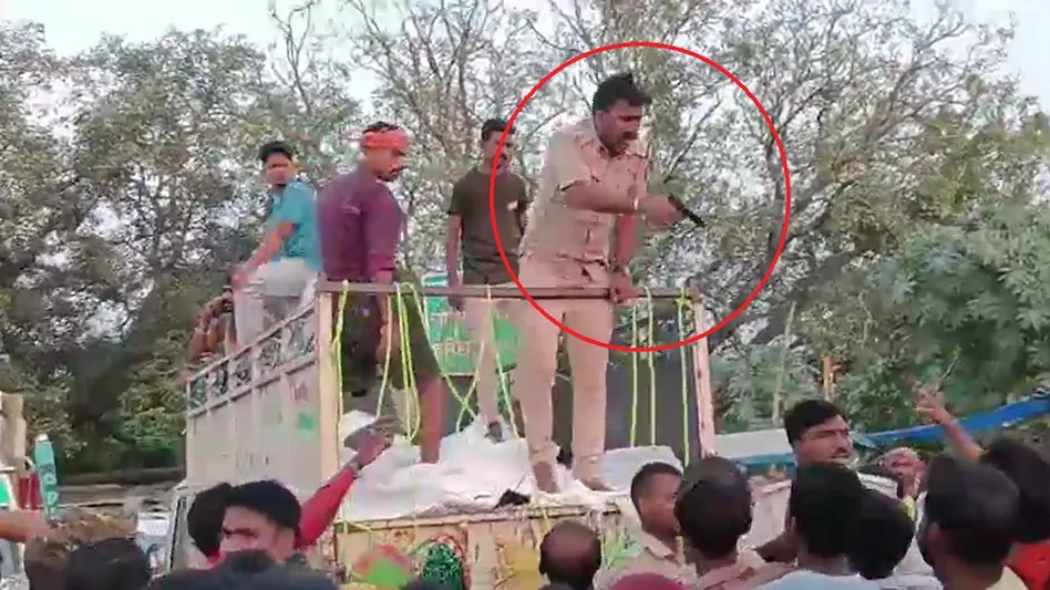 बाढ़ पीड़ितों पर पुलिसकर्मी ने तान दी पिस्टल, वीडियो वायरल होने पर SSP ने किया निलंबित