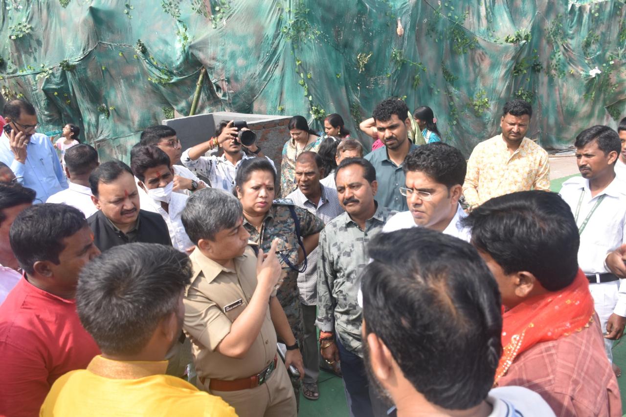 लोहरदगा DC-SP ने पूजा पंडालों और रावण दहन स्थल का किया निरीक्षण, सुरक्षा मानकों के अनुपालन और भीड़ नियंत्रण को लेकर दिया निर्देश 7 7 4