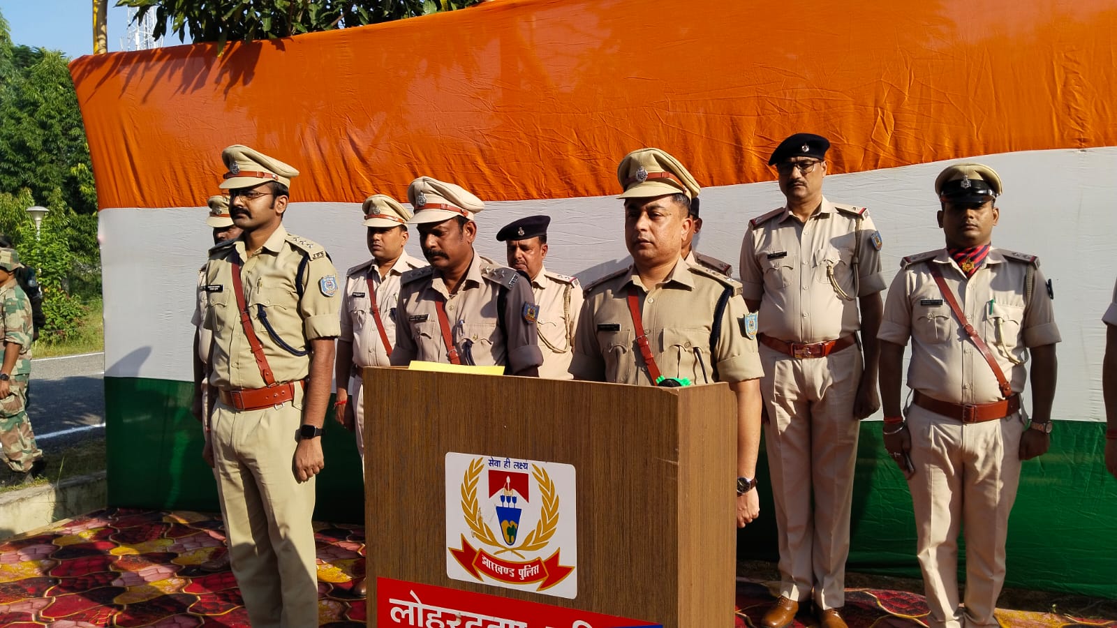 लोहरदगा में पुलिस स्मरण दिवस पर वीर जवानों को दी गई श्रद्धांजलि, SP ने कहा- जवानों का बलिदान देश सेवा की देता है प्रेरणा 2 7 5