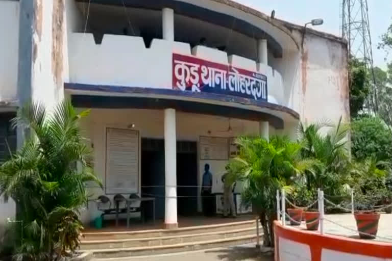 लोहरदगा में नशे के अवैध कारोबार पर बड़ी कार्रवाई, कुडू पुलिस ने ब्राउन शुगर के साथ आठ को किया गिरफ्तार, कार-बाइक और मोबाइल जब्त