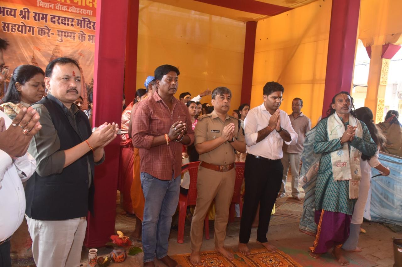लोहरदगा DC-SP ने पूजा पंडालों और रावण दहन स्थल का किया निरीक्षण, सुरक्षा मानकों के अनुपालन और भीड़ नियंत्रण को लेकर दिया निर्देश 8 8 3