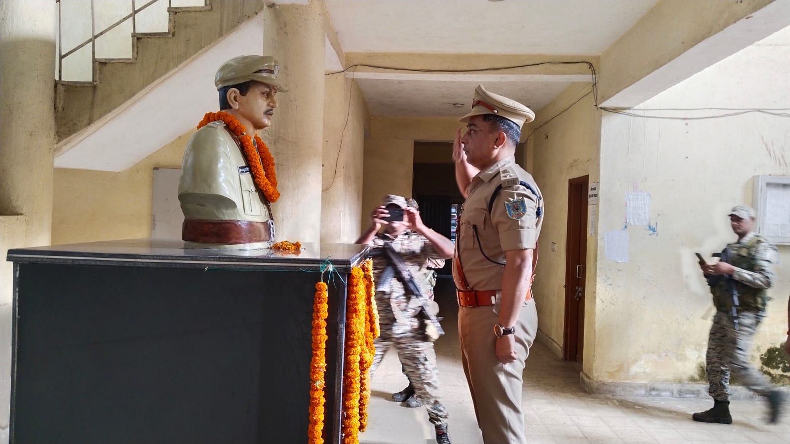 लोहरदगा में पुलिस स्मरण दिवस पर वीर जवानों को दी गई श्रद्धांजलि, SP ने कहा- जवानों का बलिदान देश सेवा की देता है प्रेरणा 1 8 4