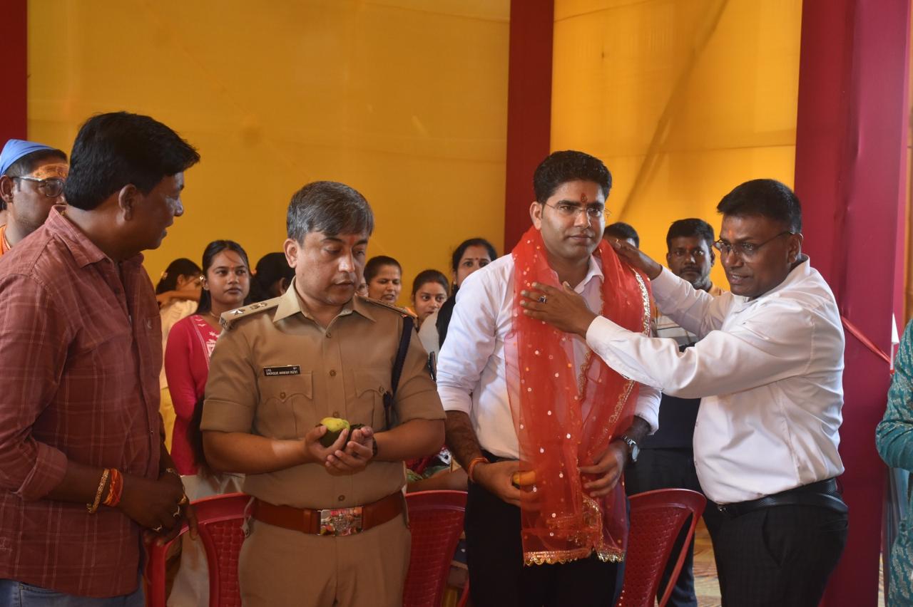 लोहरदगा DC-SP ने पूजा पंडालों और रावण दहन स्थल का किया निरीक्षण, सुरक्षा मानकों के अनुपालन और भीड़ नियंत्रण को लेकर दिया निर्देश 9 9 2