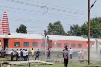 धनबाद-अलेप्पी एक्सप्रेस के AC कोच से निकला धुआं,मची अफरा-तफरी, ब्रिज पर रोकी गई ट्रेन