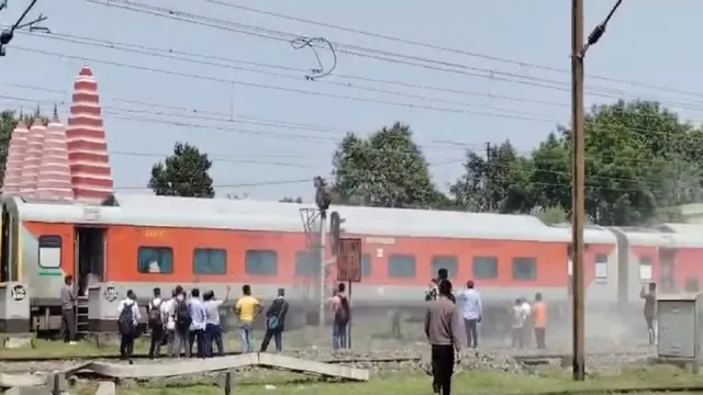 धनबाद-अलेप्पी एक्सप्रेस के AC कोच से निकला धुआं,मची अफरा-तफरी, ब्रिज पर रोकी गई ट्रेन