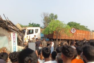 बोकारो में तेज रफ्तार ट्रेलर दुकान में घुसी, दो की मौत, चार घायल