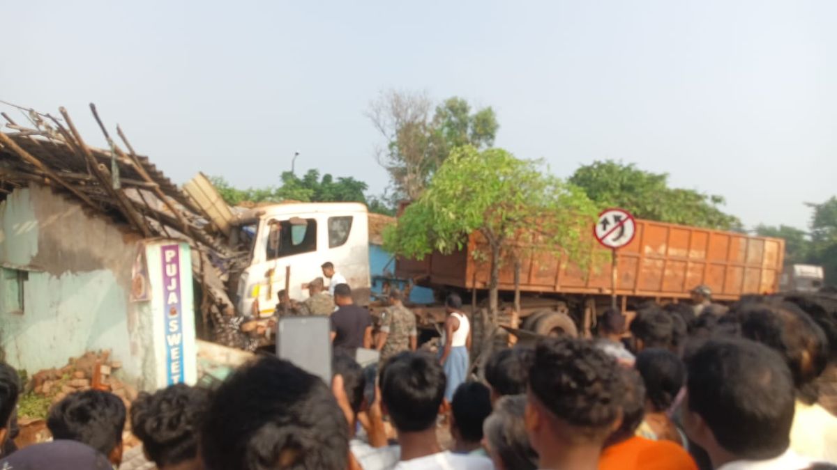 बोकारो में तेज रफ्तार ट्रेलर दुकान में घुसी, दो की मौत, चार घायल