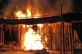 जमशेदपुर की सब्जी मंडी में लगी भीषण आग, नौ से अधिक दुकानें जलकर खाक, लपटें देख मची अफरातफरी