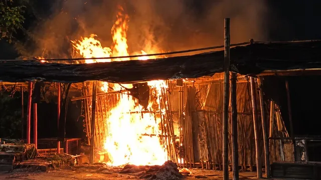 जमशेदपुर की सब्जी मंडी में लगी भीषण आग, नौ से अधिक दुकानें जलकर खाक, लपटें देख मची अफरातफरी