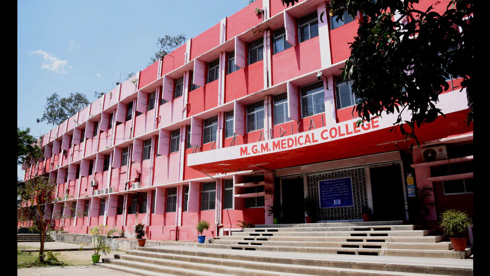 एमजीएम मेडिकल कॉलेज में आठ छात्रों से रैगिंग, 15 सीनियर जांच के घेरे में