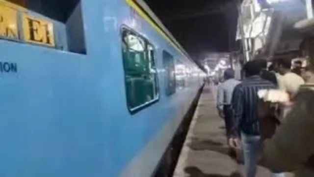 पटना में बाबा बैद्यनाथ धाम हमसफर एक्सप्रेस पर पथराव, B-7 कोच की खिड़की का शीशा टूटा