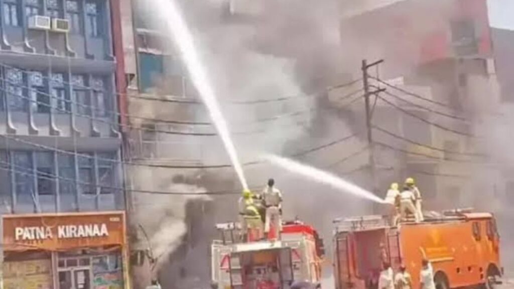 पटना जंक्शन के नजदीक चांदनी मार्केट में भीषण आग, फायर ब्रिगेड की गाड़ियां आग पर काबू पाने में जुटी, शॉर्ट सर्किट से आग लगने की आशंका