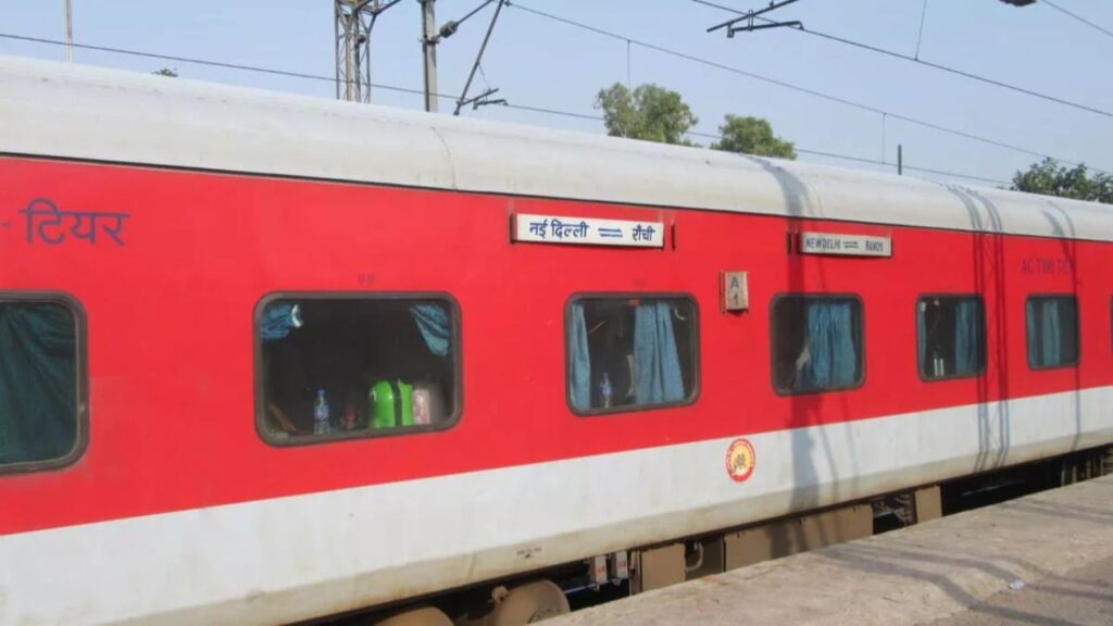 रांची-दिल्ली राजधानी एक्सप्रेस के इंजन में खराबी, पिस्का स्टेशन पर दो घंटे खड़ी रही ट्रेन