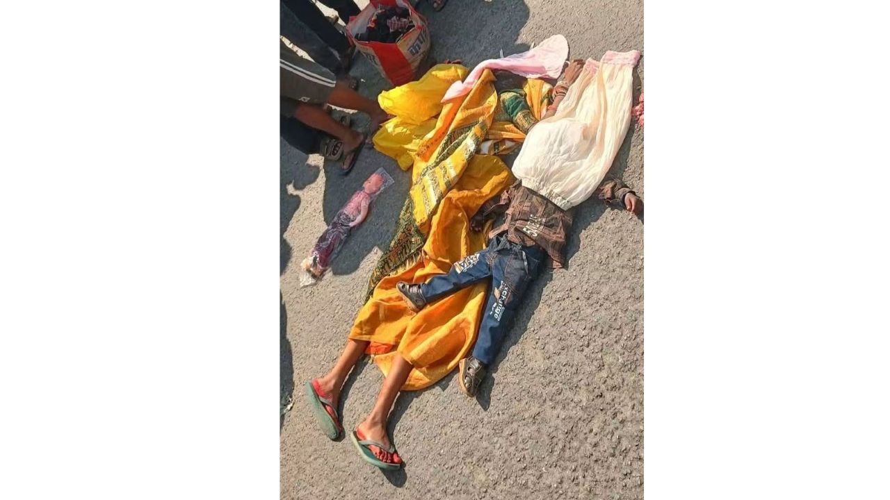 हजारीबाग के बरही चौक पर ट्रेलर की चपेट में आने से मां-बेटे की मौत, दशहरा मनाकर मायके से लौट रही थी महिला 1 Untitled design 2 8