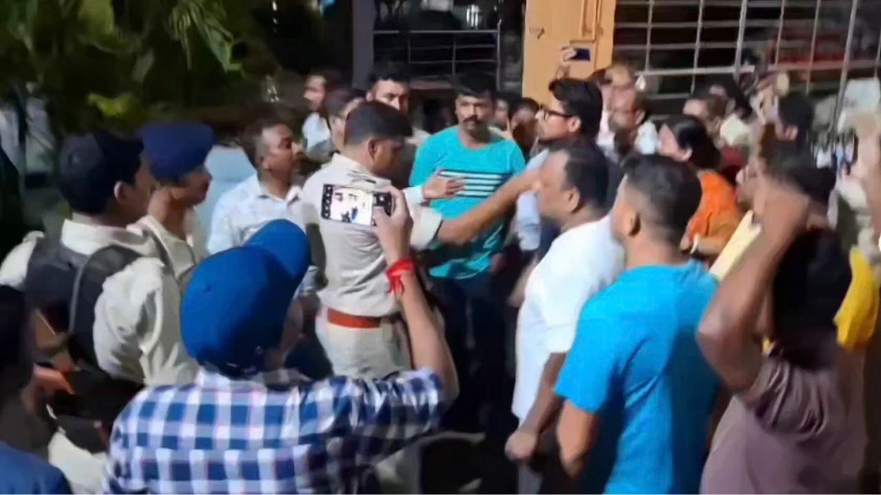 मालदा जिला परिषद अध्यक्ष-उपाध्यक्ष चुनाव से पहले बंगाल पुलिस पहुंची पाकुड़, होटल में ठहरे 26 जिला परिषद सदस्यों ने किया हंगामा