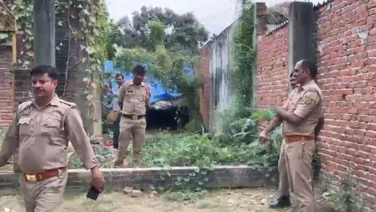 नीले ड्रम में मिले ₹5 करोड़, जमीन में गड़ाकर रखे थे 500-500 के नोटों की गड्डियां 2 Untitled design 7 5