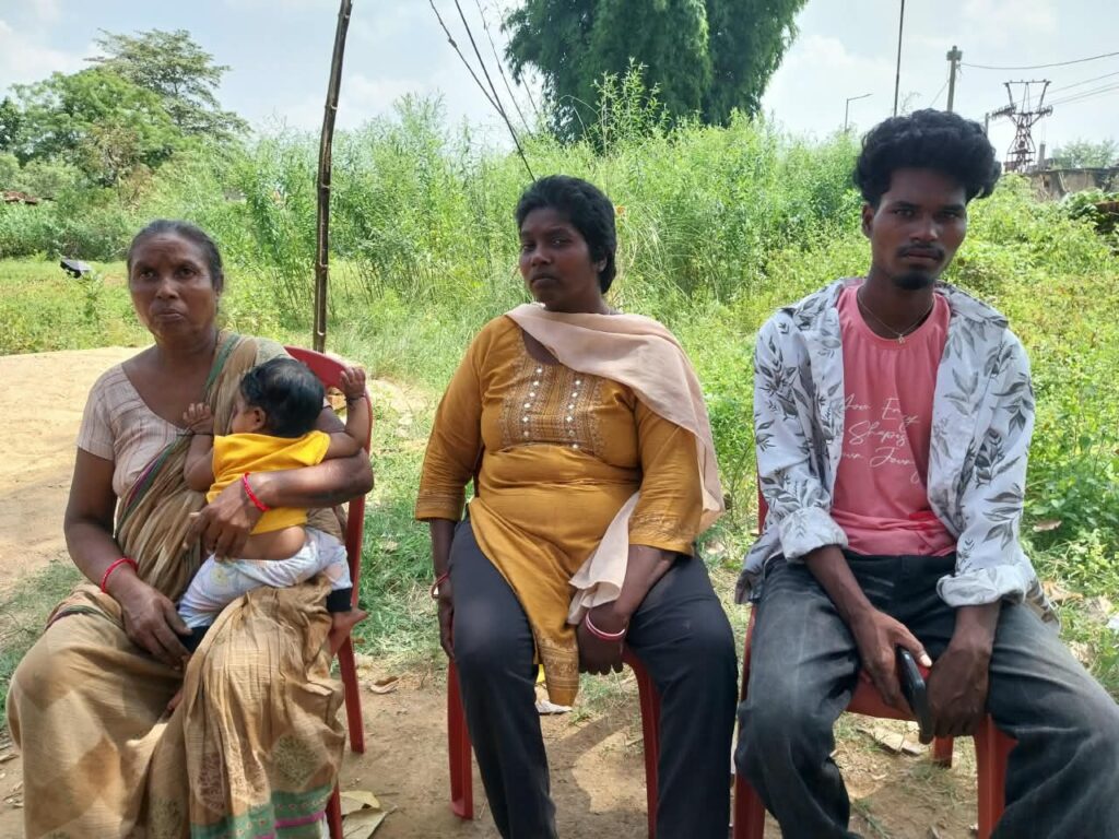 7 साल बाद घर वापस जिंदा लौटने के बाद आदिवासी परिवार में खुशी का महौल, मां को जिंदा देख बेटी हुई भावुक