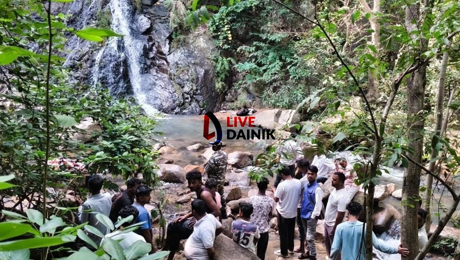लोहरदगा के अंवराझरिया झरने में नहाना पड़ा भारी, दो युवकों की डूबने से मौत, एक को बचाने पानी में उतरा दूसरा, चार घंटे के रेस्क्यू के बाद मिला शव 1 WhatsApp Image 2026 10 02 at 5.19.27 PM