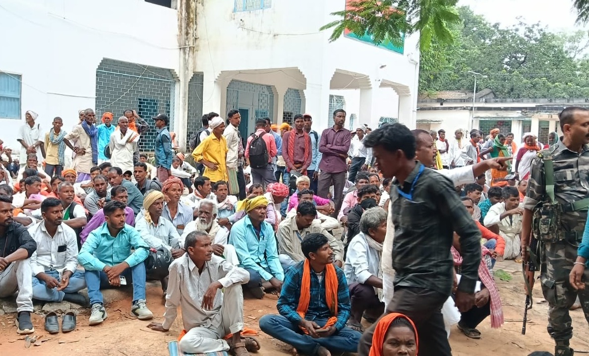 लातेहार में वन अधिकार पट्टा को लेकर आदिवासी समाज का घेराव, अनिश्चितकालीन धरना शुरू 1 WhatsApp Image 2026 10 06 at 3.59.17 PM