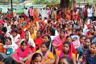 लातेहार में वन अधिकार पट्टा को लेकर आदिवासी समाज का घेराव, अनिश्चितकालीन धरना शुरू