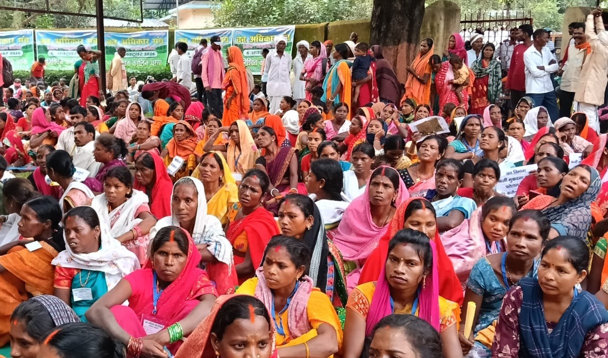 लातेहार में वन अधिकार पट्टा को लेकर आदिवासी समाज का घेराव, अनिश्चितकालीन धरना शुरू