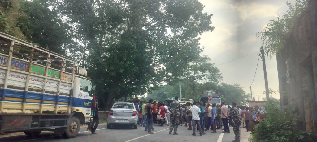 आरक्षण की मांग को लेकर गुमला में चक्का जाम, थमा वाहनों का चक्का, आवागमन ठप, स्कूल व शिक्षण संस्थान भी बंद