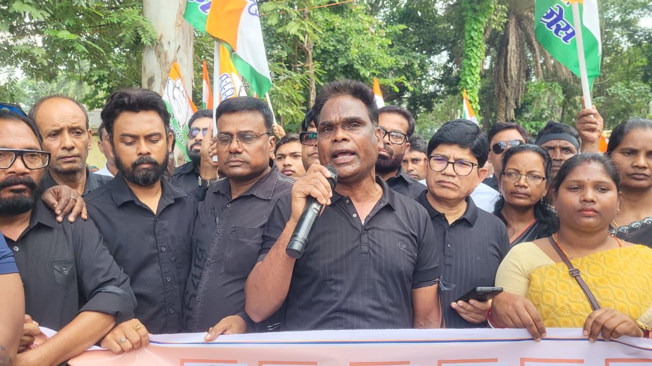 लोहरदगा में मुख्य चुनाव आयुक्त ज्ञानेश कुमार के इस्तीफे की मांग को लेकर कांग्रेस का प्रदर्शन, जिलाध्यक्ष के नेतृत्व में मनाया गया काला दिवस 1 WhatsApp Image 2026 10 10 at 5.38.54 PM