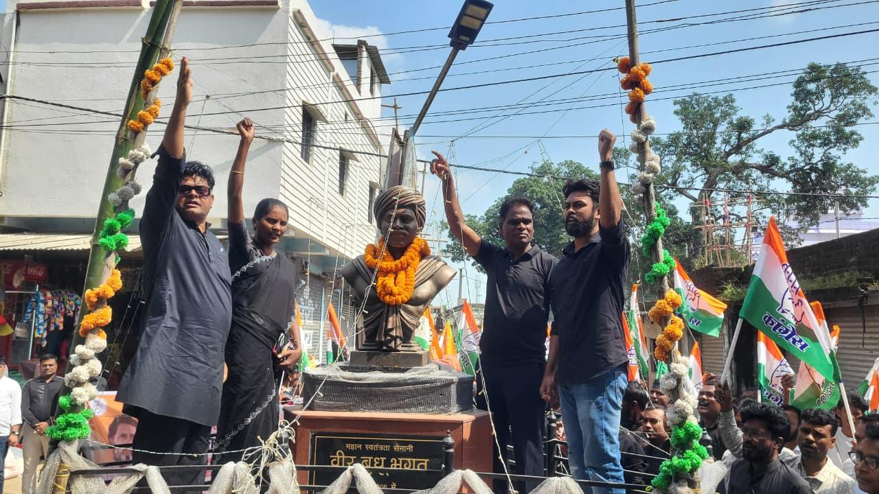 लोहरदगा में मुख्य चुनाव आयुक्त ज्ञानेश कुमार के इस्तीफे की मांग को लेकर कांग्रेस का प्रदर्शन, जिलाध्यक्ष के नेतृत्व में मनाया गया काला दिवस 2 WhatsApp Image 2026 10 10 at 5.38.59 PM