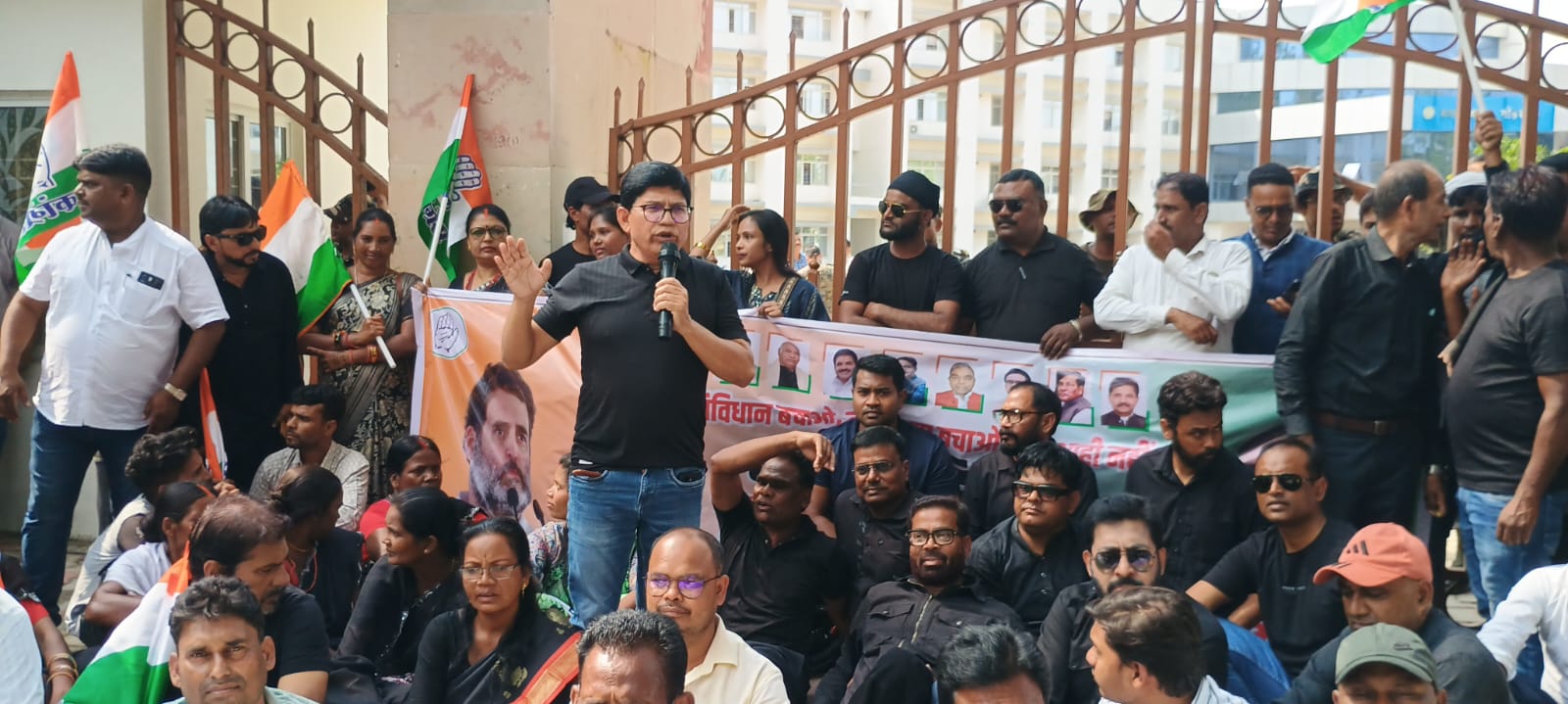 लोहरदगा में मुख्य चुनाव आयुक्त ज्ञानेश कुमार के इस्तीफे की मांग को लेकर कांग्रेस का प्रदर्शन, जिलाध्यक्ष के नेतृत्व में मनाया गया काला दिवस 7 WhatsApp Image 2026 10 10 at 5.39.08 PM
